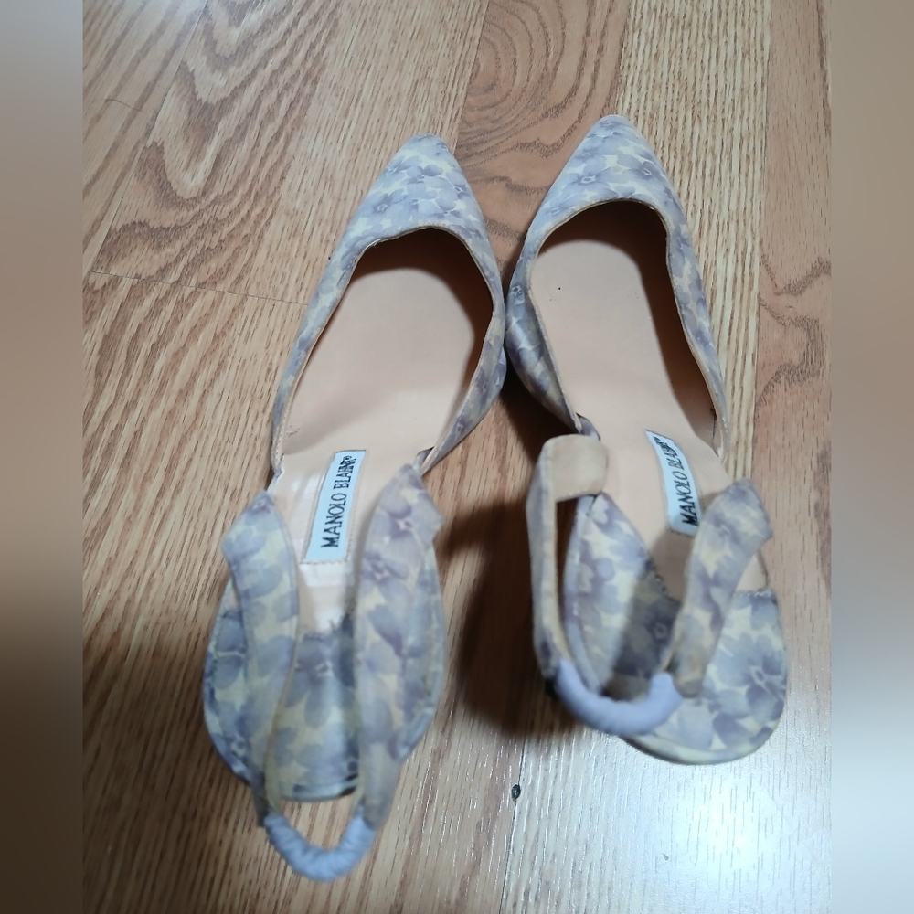 Manolo Blahnik Women's Floral Heels - Cream and Tan